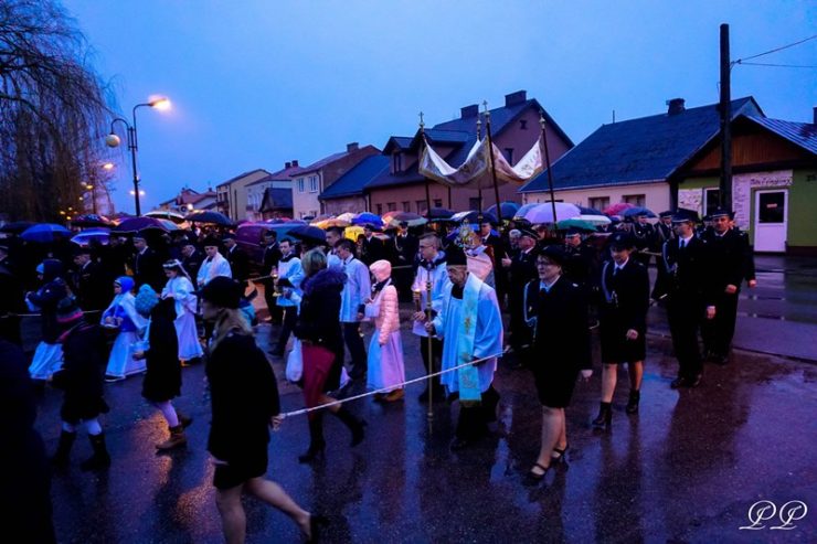 Rezurekcja, Adamów, Parafia Podwyższenia Krzyża Świętego