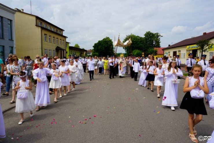 Procesja Bożego Ciała ulicami Adamowa