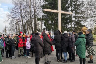 Droga krzyżowa w parafii Adamów